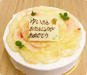 桃のバースデーケーキ